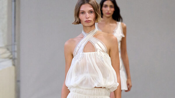 Tendenze moda estate 2025. La lunga gonna bianca per l’estate 2025 - Photo courtesy of Alberta Ferretti