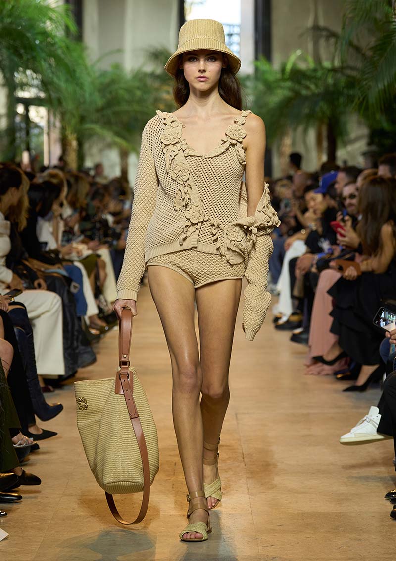 La tendenza “no pants” per l’estate 2025: in mutande (o body) si va ovunque - Photo courtesy of Elie Saab