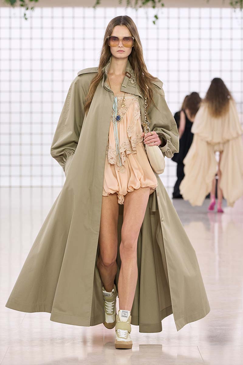 La tendenza “no pants” per l’estate 2025: in mutande (o body) si va ovunque - Photo courtesy of Chloé