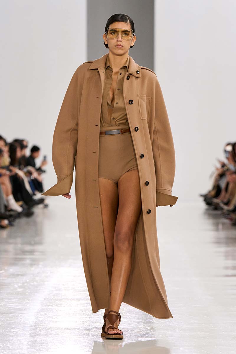 La tendenza “no pants” per l’estate 2025: in mutande (o body) si va ovunque - Photo courtesy of Max Mara