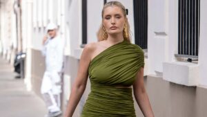 Tendenze abiti estate 2025: eleganza naturale - Photo Charlotte Mesman