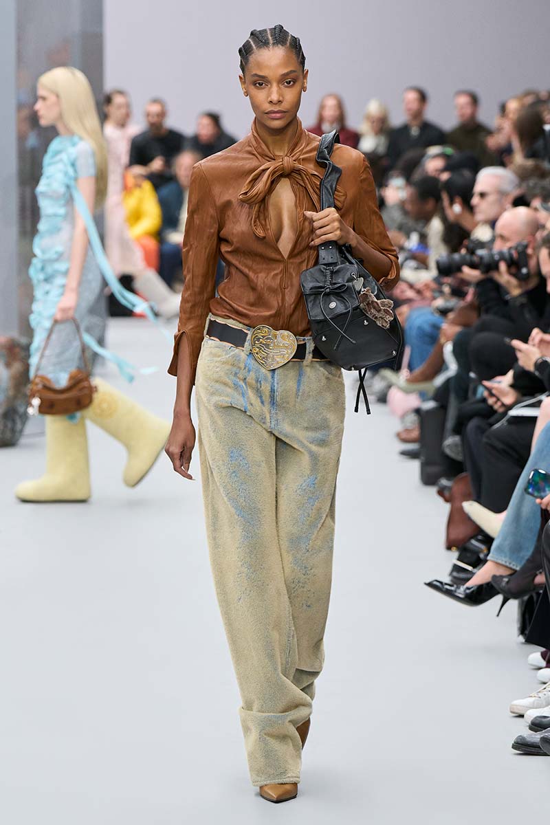 Questi sono i nuovi trend jeans per l’inverno 2025-2026 (vita bassa!) - Photo courtesy of Acne Studios