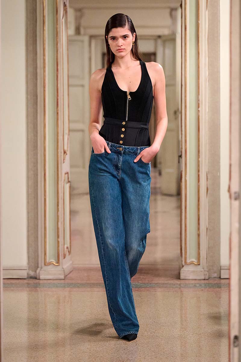 Questi sono i nuovi trend jeans per l’inverno 2025-2026 (vita bassa!) - Photo courtesy of Elisabetta Franchi