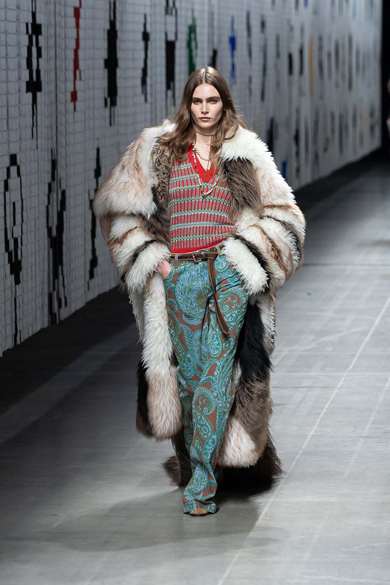 Questi sono i nuovi trend jeans per l’inverno 2025-2026 (vita bassa!) - Photo courtesy of Etro