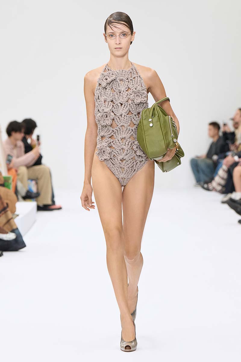 La moda crochet da spiaggia per là estate 2025 - Photo courtesy of Acne Studios