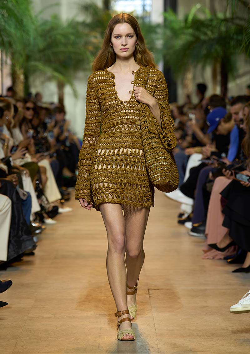 La moda crochet da spiaggia per là estate 2025 - Photo courtesy of Elie Saab