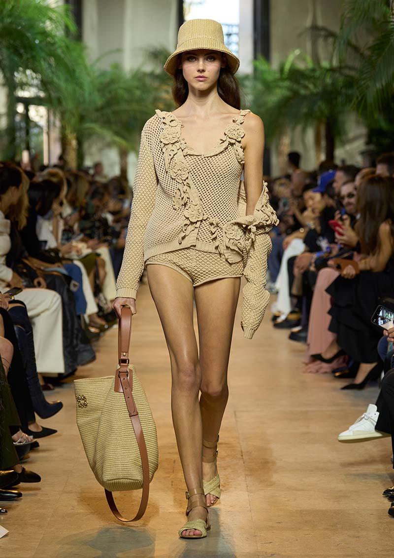 La moda crochet da spiaggia per là estate 2025 - Photo courtesy of Elie Saab