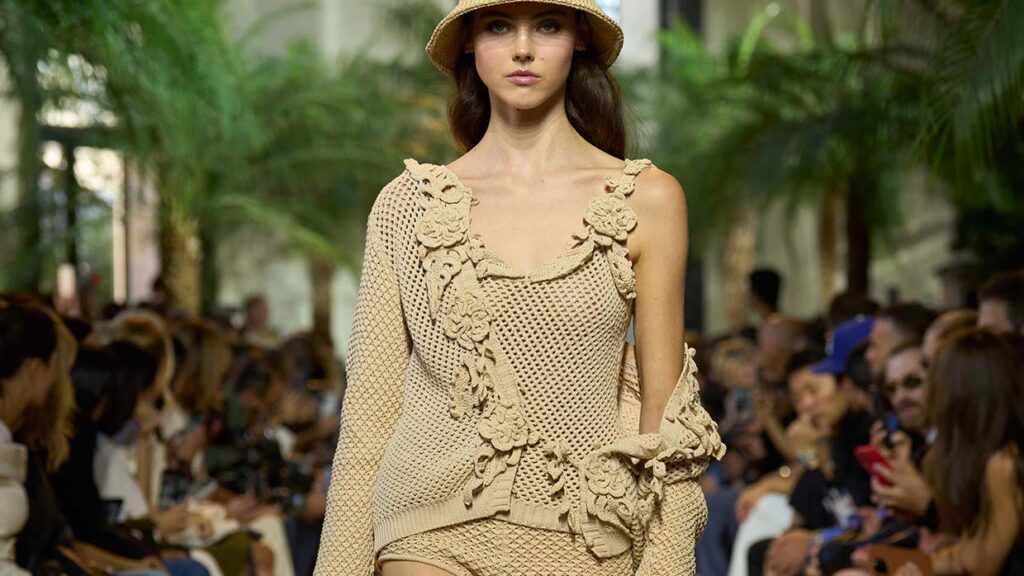La moda crochet da spiaggia per là estate 2025 - Photo courtesy of Elie Saab