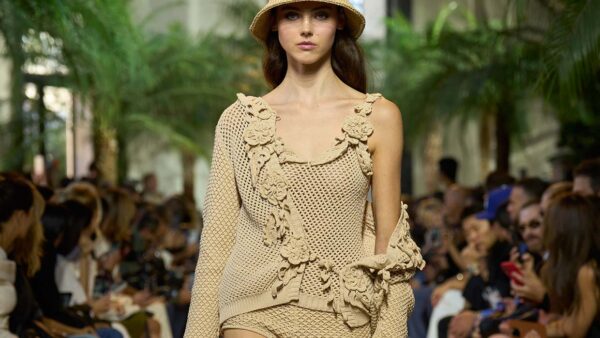 La moda crochet da spiaggia per là estate 2025 - Photo courtesy of Elie Saab