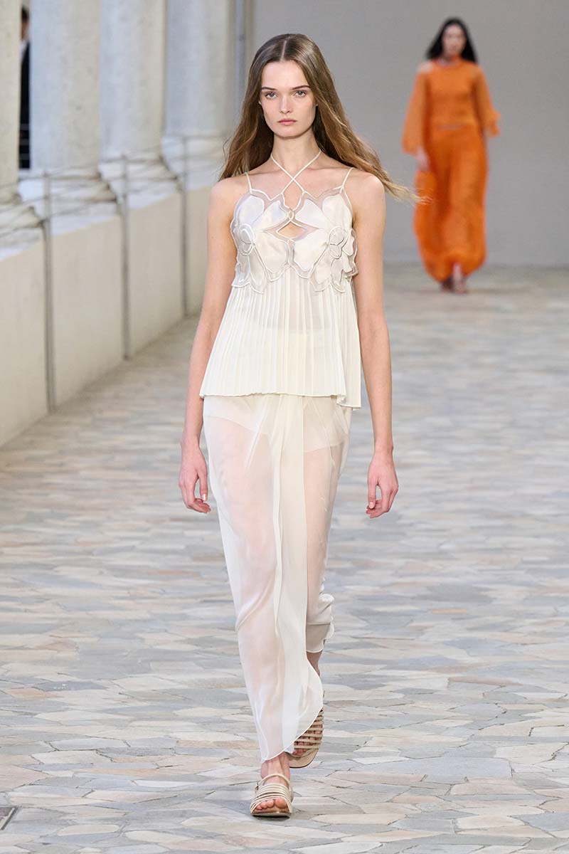 La lingerie come outerwear: il trend moda dell’estate 2025 - Photo courtesy of Alberta Ferretti
