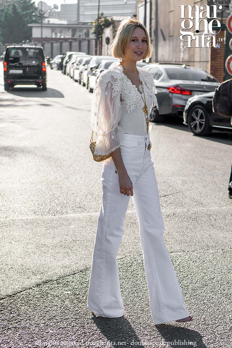 Perché i pantaloni bianchi sono un must-have dell’estate 2025 (parola d’ordine: quiet luxury) - Photo Charlotte Mesman
