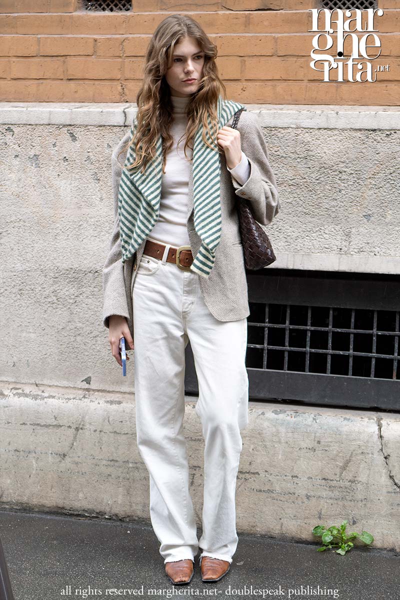 Perché i pantaloni bianchi sono un must-have dell’estate 2025 (parola d’ordine: quiet luxury) - Photo Charlotte Mesman