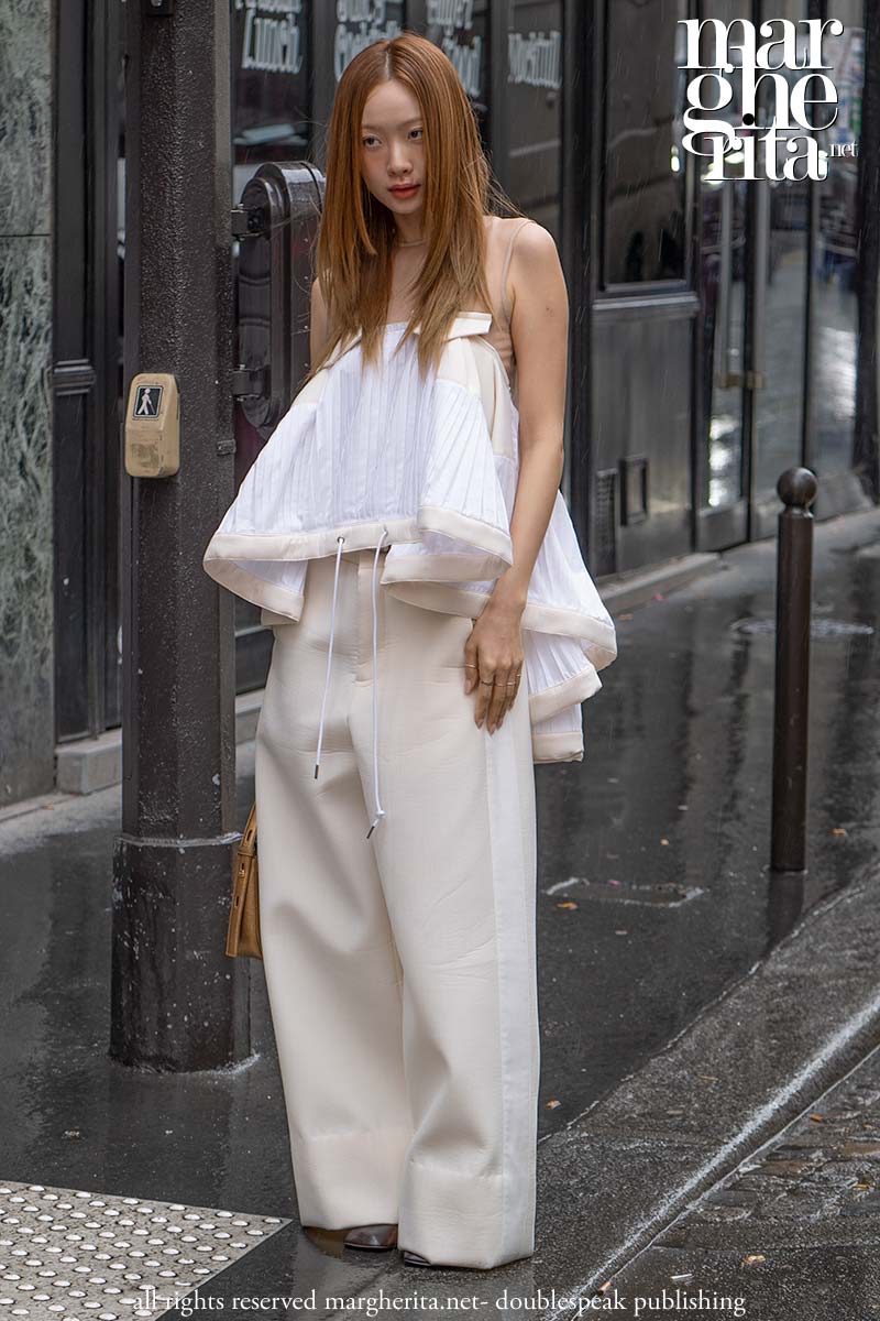 Perché i pantaloni bianchi sono un must-have dell’estate 2025 (parola d’ordine: quiet luxury) - Photo Charlotte Mesman