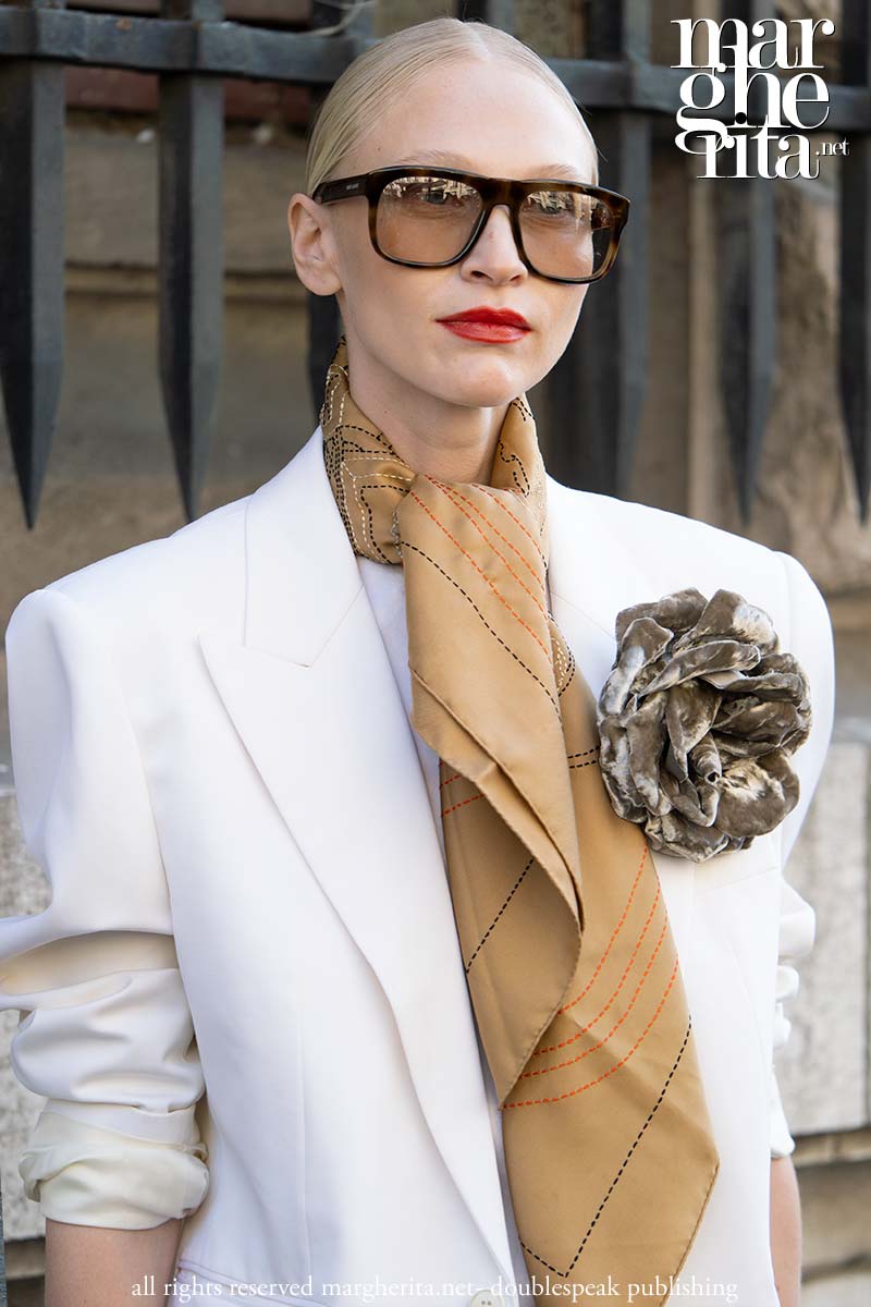 Un look moda elegante, super chic e facile da ricreare - Photo Charlotte Mesman