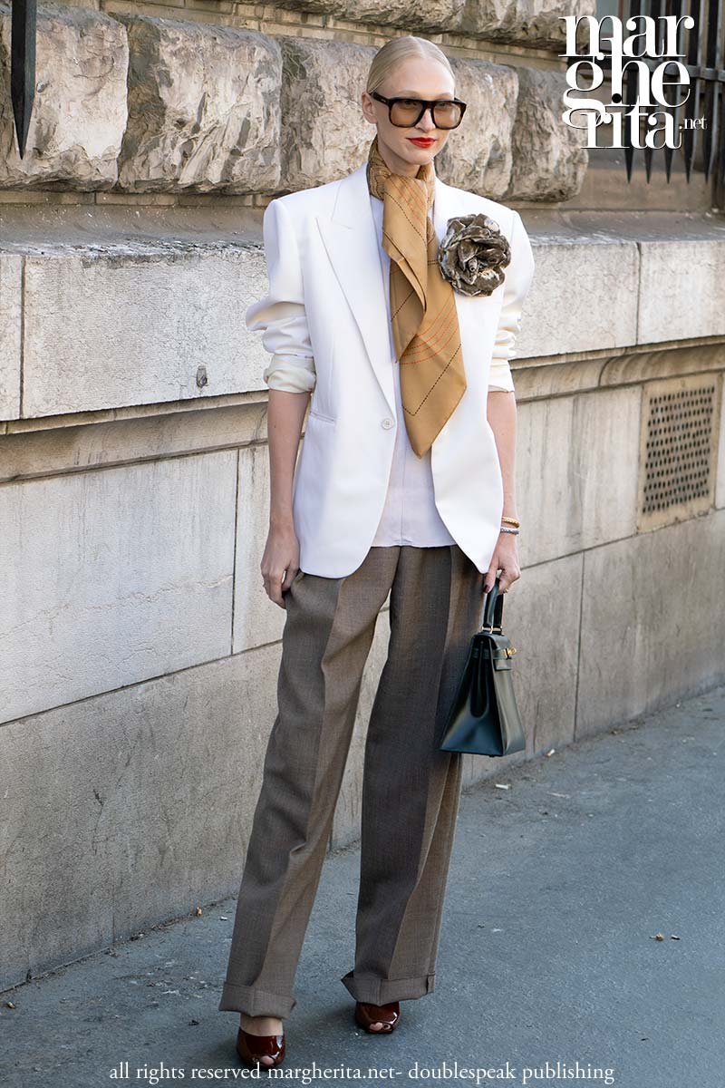 Un look moda elegante, super chic e facile da ricreare - Photo Charlotte Mesman