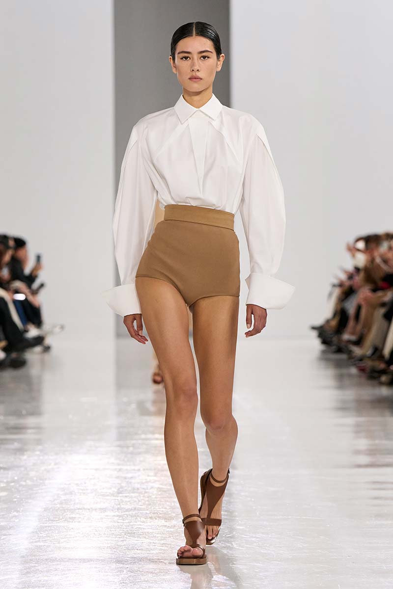 Camicie bianche estate 2025: intramontabili, fresche e assolutamente contemporanee - Photo courtesy of Max Mara