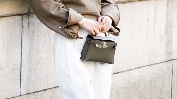 Perché i pantaloni bianchi sono un must-have dell’estate 2025 (parola d’ordine: quiet luxury) - Photo Charlotte Mesman