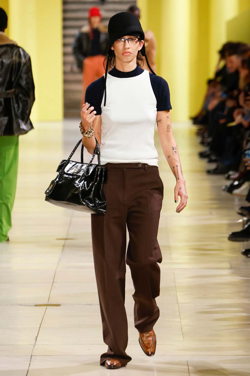 Ecco come saranno i top dell’inverno 2025-2026: dal tank top al modello lingerie - Photo courtesy of Miu Miu