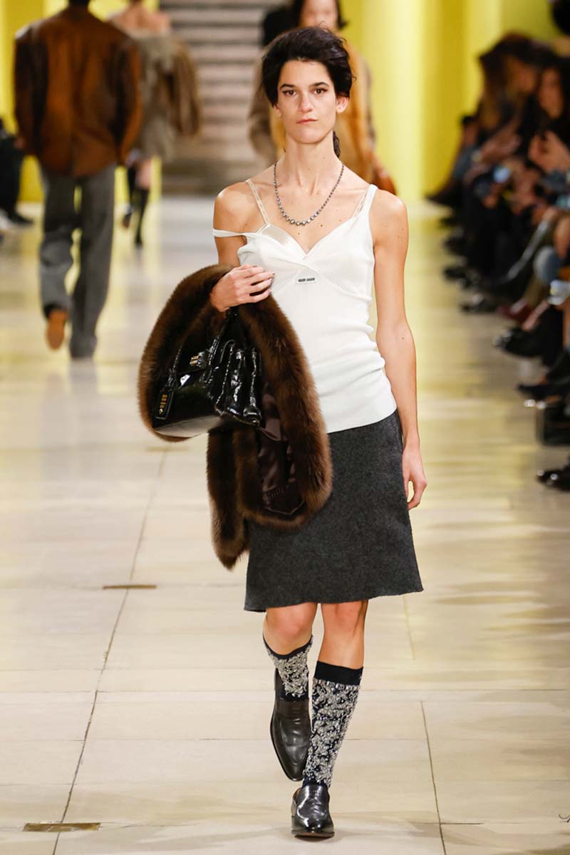 Ecco come saranno i top dell’inverno 2025-2026: dal tank top al modello lingerie - Photo courtesy of Miu Miu