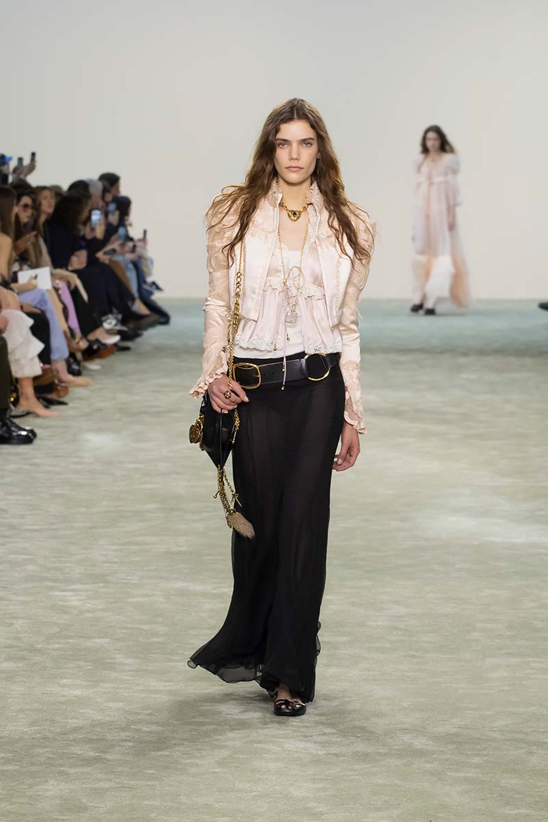 Ecco come saranno i top dell’inverno 2025-2026: dal tank top al modello lingerie - Photo courtesy of Chloé