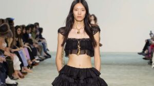 Ecco come saranno i top dell’inverno 2025-2026: dal tank top al modello lingerie - Photo courtesy of Chloé