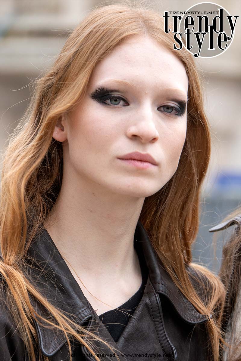 Il makeup da Chanel per la sfilata autunno inverno 2025 2026: punk sì, ma con classe - Photo Charlotte Mesman