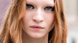 Il makeup da Chanel per la sfilata autunno inverno 2025 2026: punk sì, ma con classe - Photo Charlotte Mesman