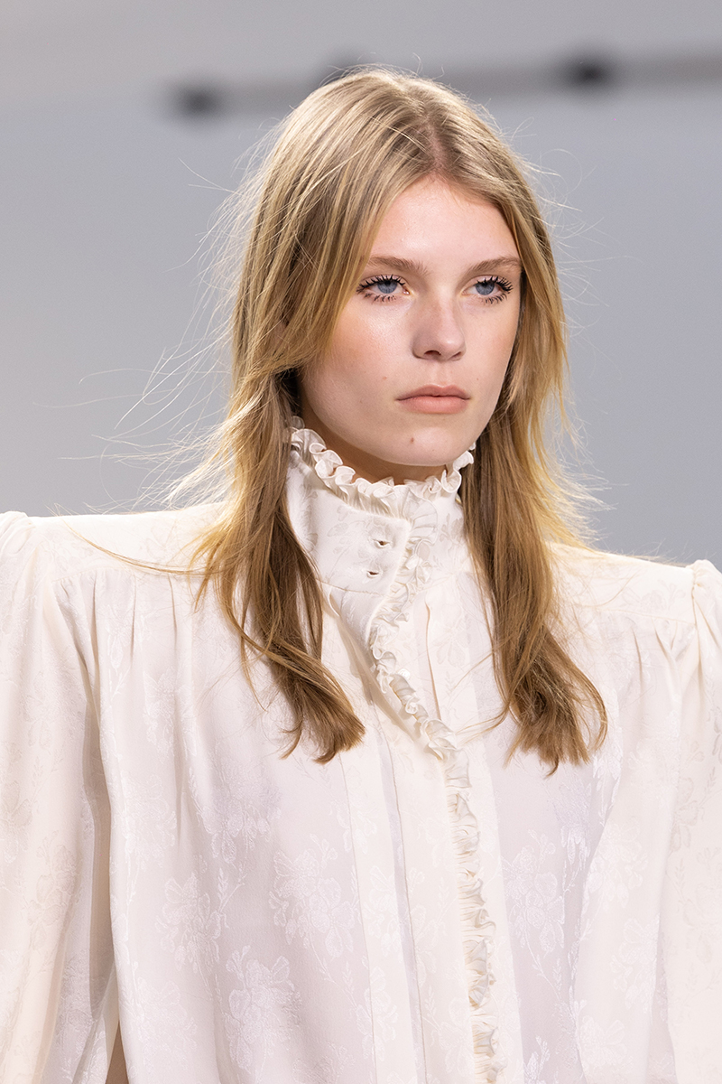 Beauty alert: le tendenze make-up per l’inverno 2025 sono un inno alla libertà – anche senza mascara! - Photo courtesy of Chloé