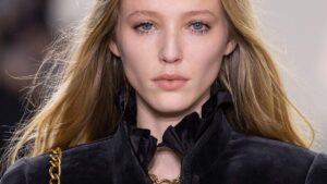 Beauty alert: le tendenze make-up per l’inverno 2025 sono un inno alla libertà – anche senza mascara! - Photo courtesy of Chloé