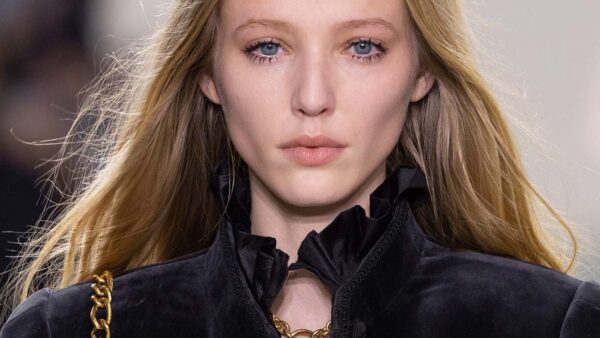 Beauty alert: le tendenze make-up per l’inverno 2025 sono un inno alla libertà – anche senza mascara! - Photo courtesy of Chloé