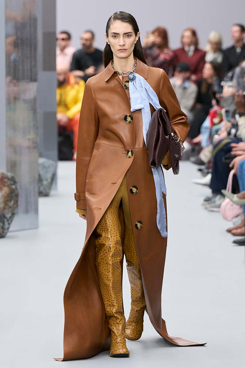 Tendenza stivali inverno 2025/2026: alti, audaci e assolutamente protagonisti - Photo courtesy of Acne Studios