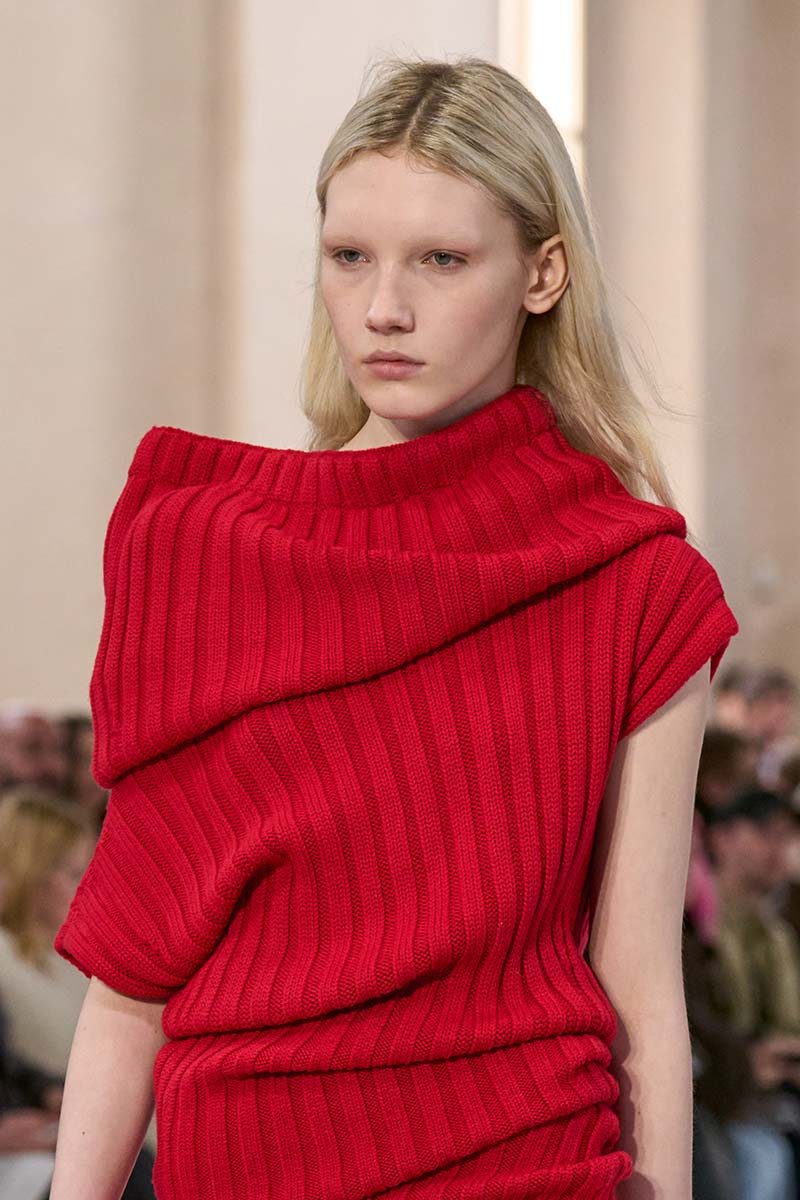 Sopracciglia inverno 2025: il ritorno delle power brows - Photo courtesy of Sportmax