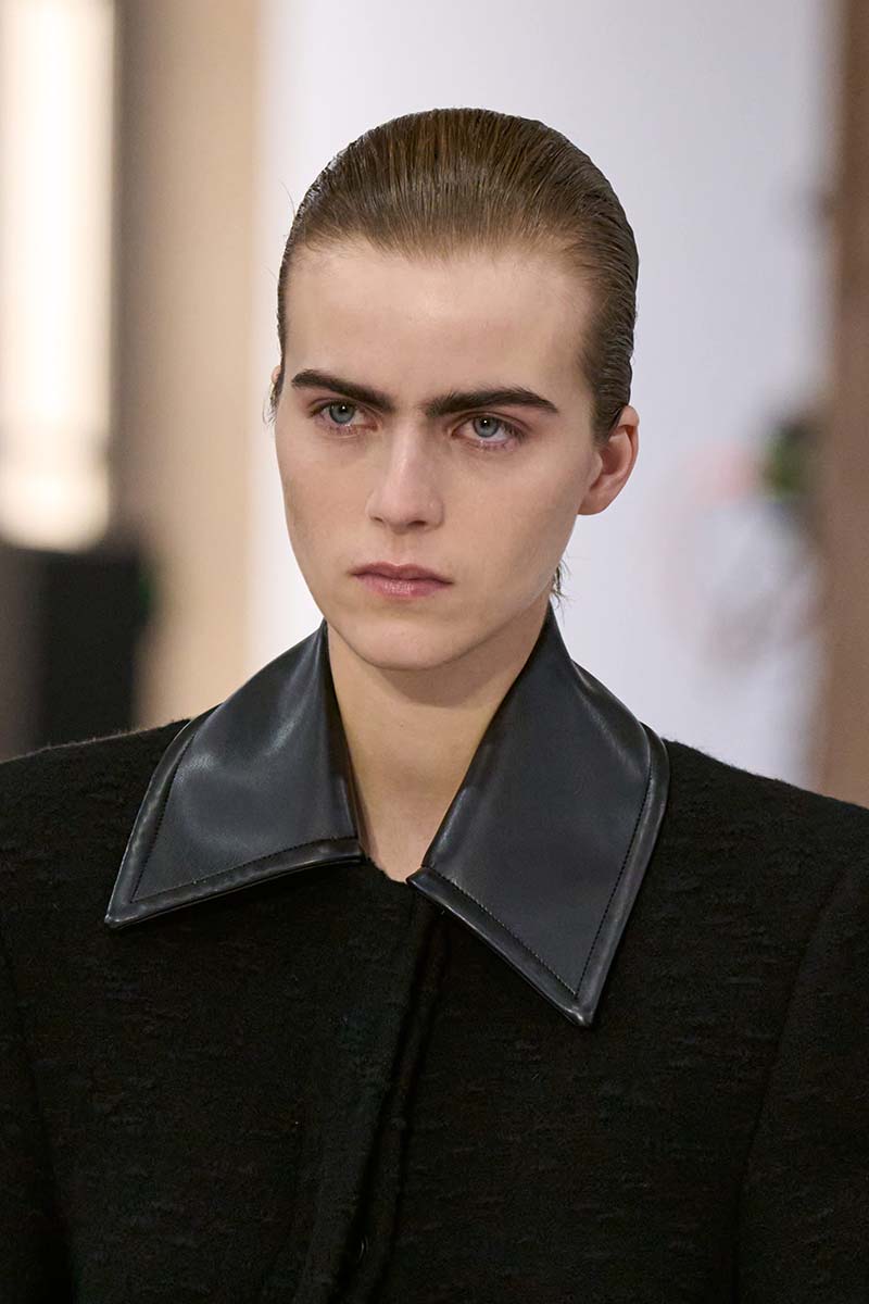 Sopracciglia inverno 2025: il ritorno delle power brows - Photo courtesy of Sportmax