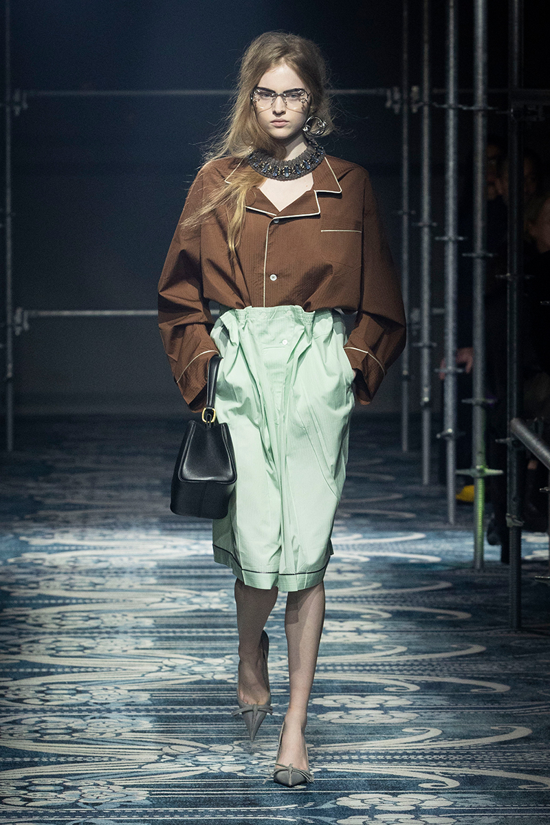 Sopracciglia inverno 2025: il ritorno delle power brows - Photo courtesy of Prada