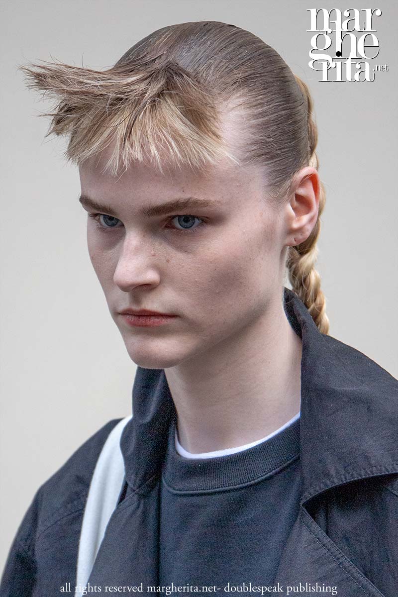 Tendenze capelli donna primavera estate 2026: il fascino boyish del wet look - Photo Charlotte Mesman