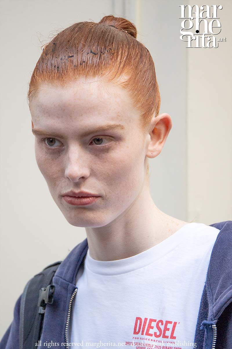 Tendenze capelli donna primavera estate 2026: il fascino boyish del wet look - Photo Charlotte Mesman