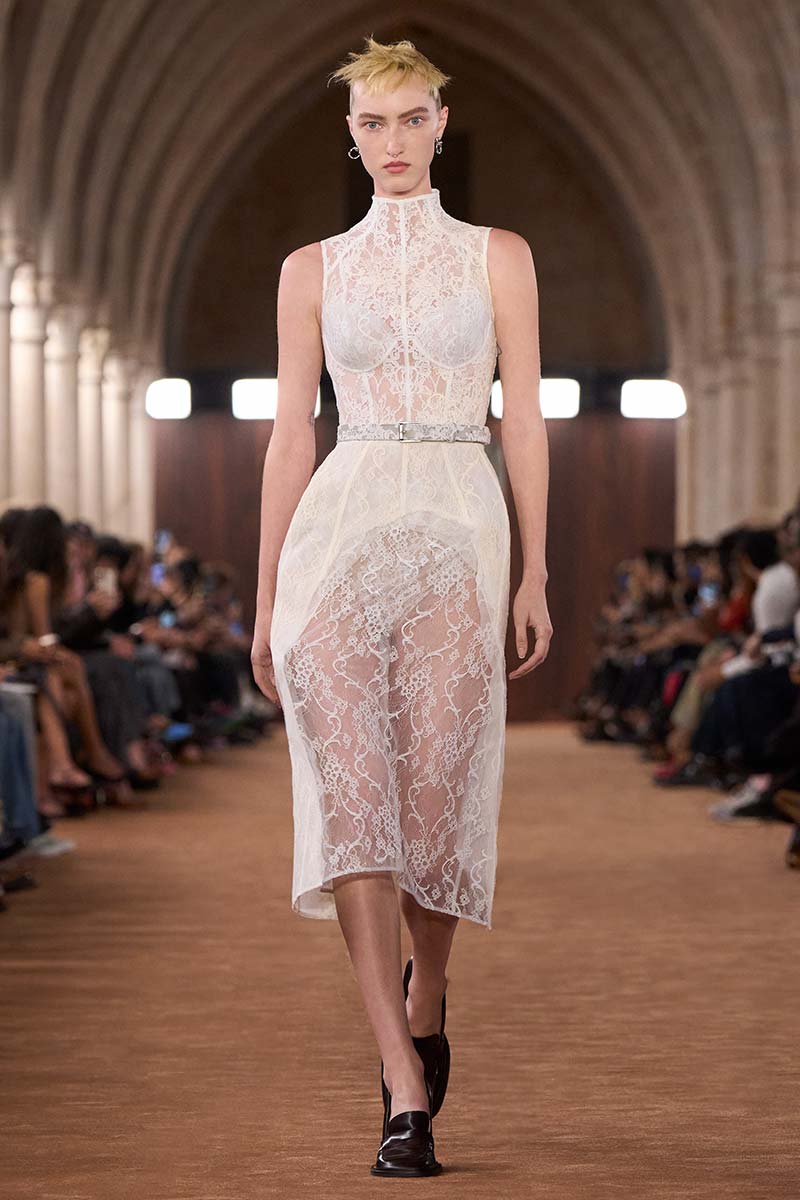 Tendenze capelli donna primavera estate 2026: il fascino boyish del wet look - Photo Acne Studios