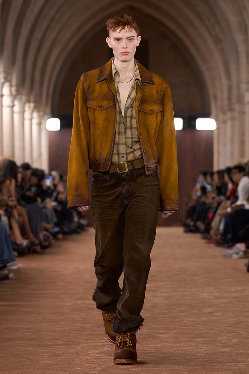 Tendenze capelli donna primavera estate 2026: il fascino boyish del wet look - Photo Acne Studios