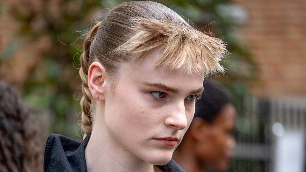 Tendenze capelli donna primavera estate 2026: il fascino boyish del wet look - Photo Acne Studios