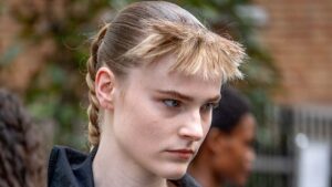 Tendenze capelli donna primavera estate 2026: il fascino boyish del wet look - Photo Acne Studios