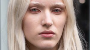 Tendenze make-up Primavera/Estate 2026: accenti di rosso - Photo Charlotte Mesman