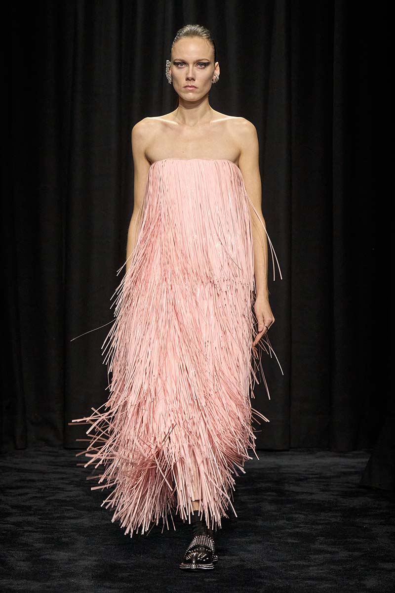 Frange in passerella: la tendenza moda che dona movimento e glamour all’inverno 2025/2026 - Photo courtesy of Jil Sander