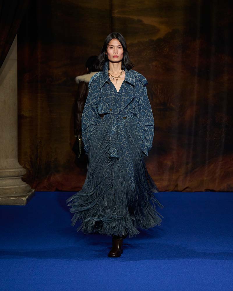 Frange in passerella: la tendenza moda che dona movimento e glamour all’inverno 2025/2026 - Photo courtesy of Burberry