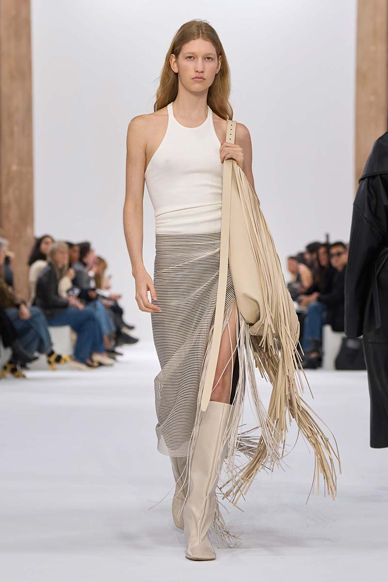 Frange in passerella: la tendenza moda che dona movimento e glamour all’inverno 2025/2026 - Photo courtesy of Sportmax