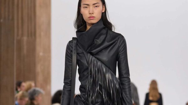 Frange in passerella: la tendenza moda che dona movimento e glamour all’inverno 2025/2026 - Photo courtesy of Sportmax