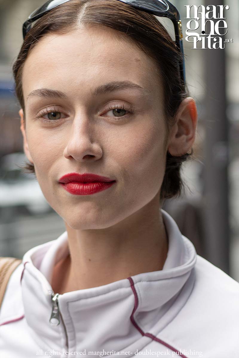 Tendenze make-up Primavera/Estate 2026: accenti di rosso - Photo Charlotte Mesman