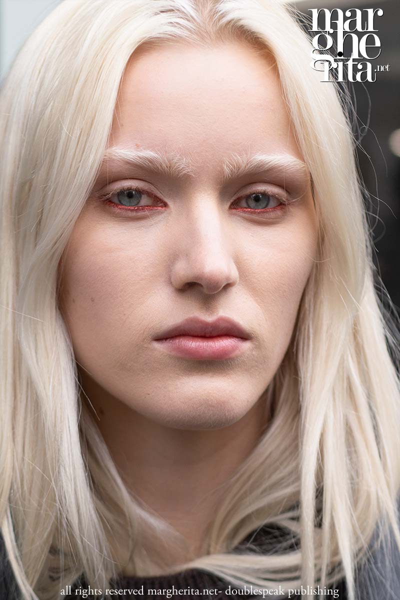 Tendenze make-up Primavera/Estate 2026: accenti di rosso - Photo Charlotte Mesman