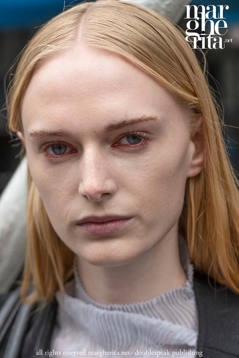 Tendenze make-up Primavera/Estate 2026: accenti di rosso - Photo Charlotte Mesman