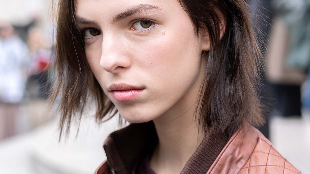 Tagli capelli di media lunghezza per l’inverno 2025 - Photo ADVERSUS