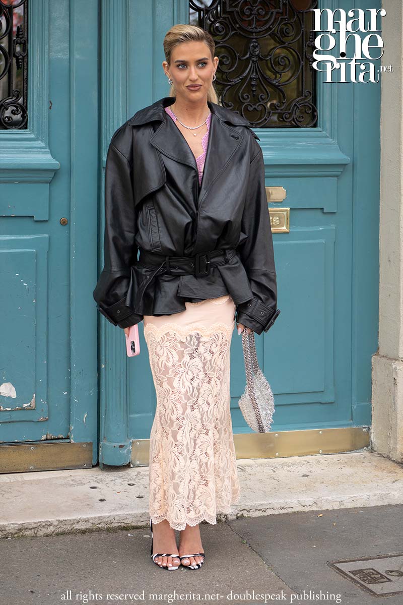 Moda street style inverno 2025 2026. Lo stile audace di Emili Sindlev - Photo Charlotte Mesman